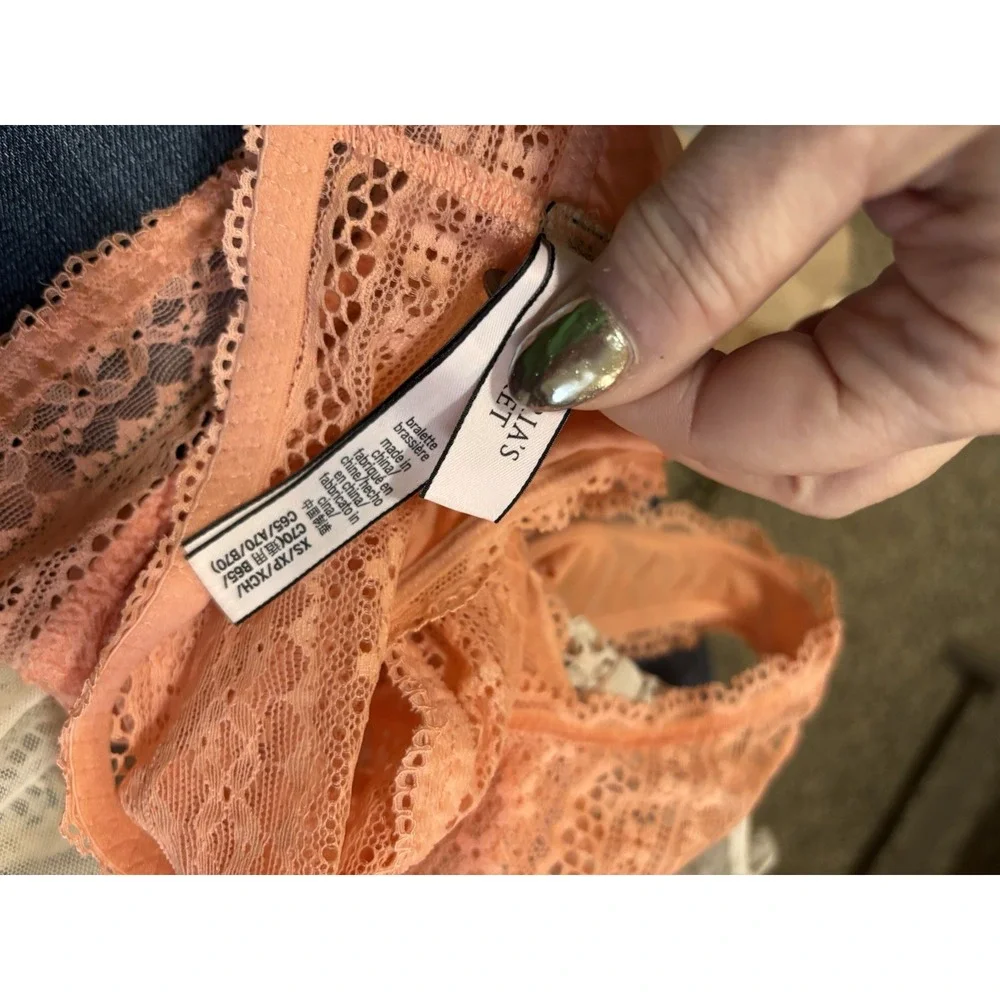 Lot of 2 Victoria's Secret Lace Bralettes XS‎ Wireless Unlined Cream Peach